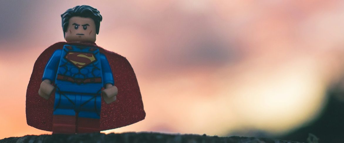 Lego Superman, der den Einsatz für die Kunden widerspiegelt Ein LEGO-Superheld, der den Einsatz für die Kunden widerspiegelt